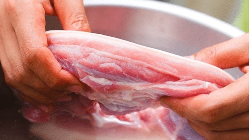 Chọn nguồn thịt tươi sạch là bước đầu quan trọng cho món thịt chiên chất lượng.