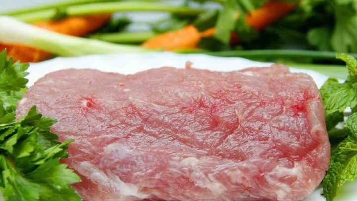 Chọn thịt nạc vai tươi ngon để làm chả nướng thịt băm