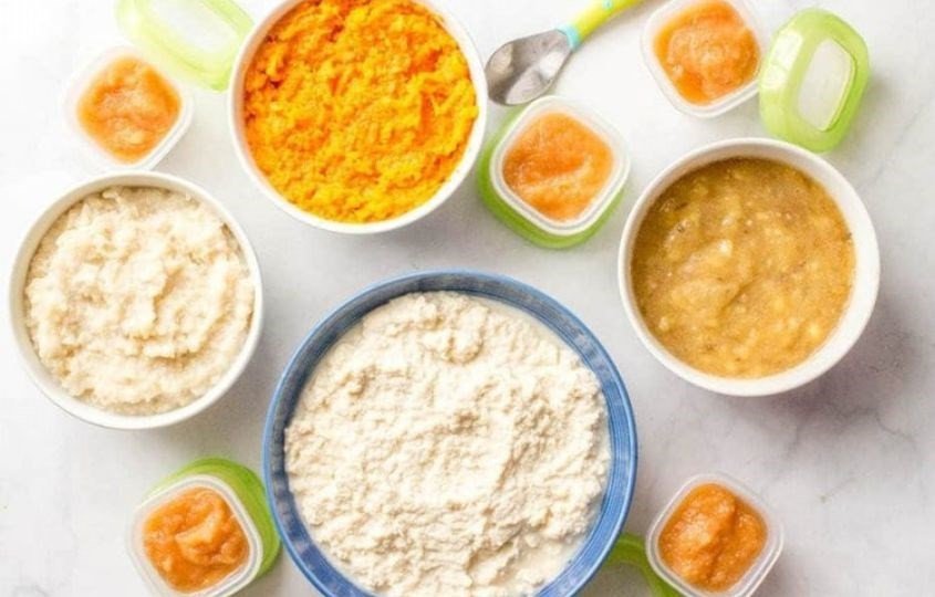 Chuẩn bị bột ăn dặm cần nấu chín trước khi thêm sữa công thức