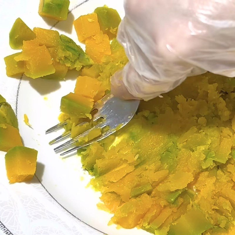 Chuẩn bị bột để làm bánh xếp lá dứa cho chè