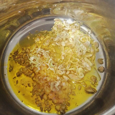 Chuẩn bị dầu điều tạo màu đẹp mắt cho món bò kho Cô Ba Bình Dương