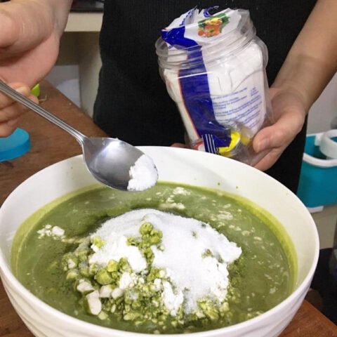 Chuẩn bị đầy đủ nguyên liệu làm bột bánh lá mít truyền thống