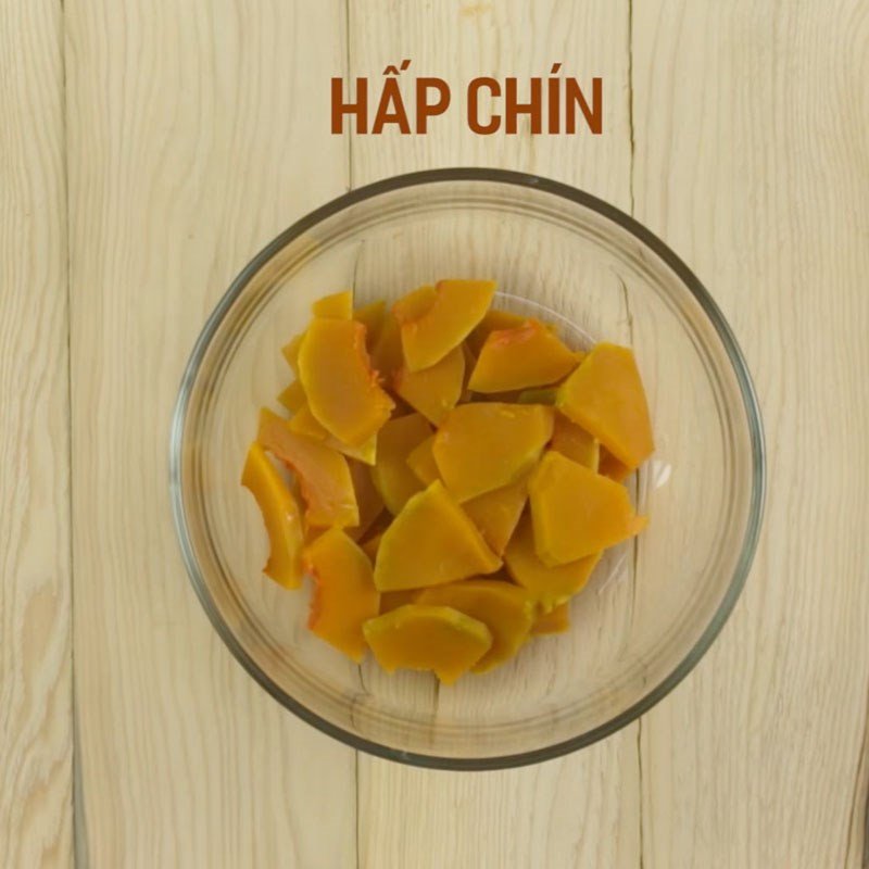 Chuẩn bị gạo và hành lá cho cháo cá hồi bí đỏ