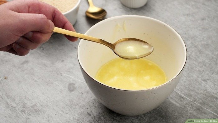 Chuẩn bị hỗn hợp quét lên bề mặt bánh trung thu khi nướng