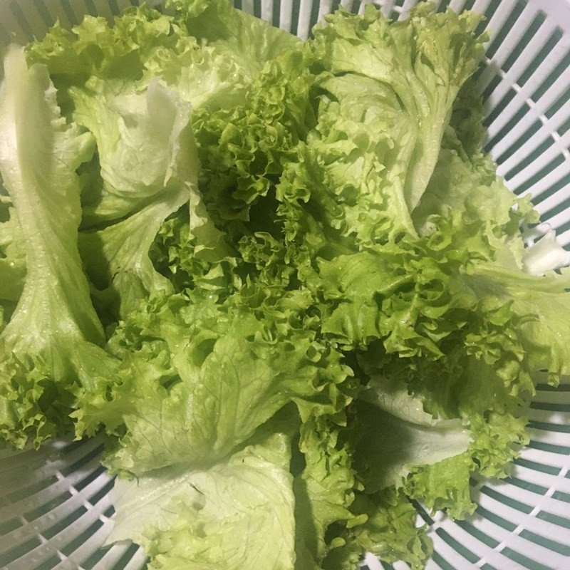 Chuẩn bị măng chua và rau cho món canh cá hồi