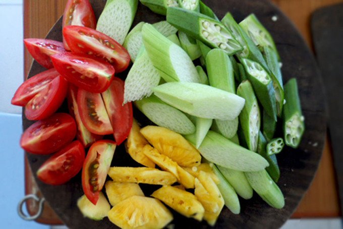 Chuẩn bị nguyên liệu cho món canh dưa cá lăng kiểu miền Nam