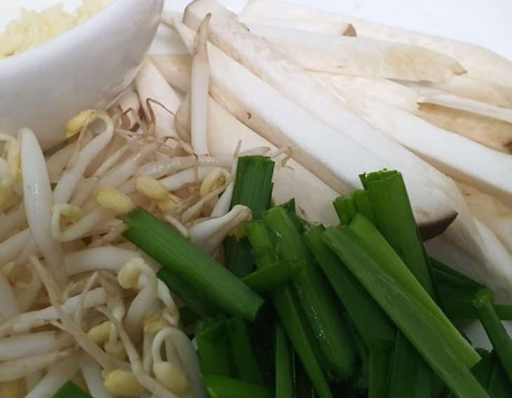Chuẩn bị nguyên liệu cho món nấm đùi gà xào giá hẹ tươi ngon
