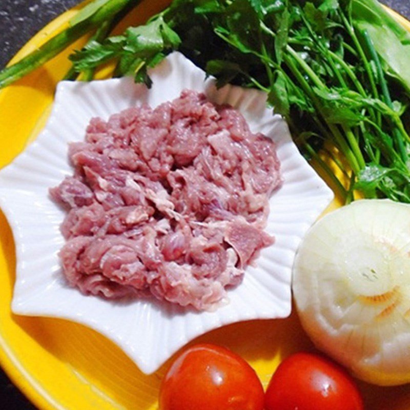 Chuẩn bị nguyên liệu cho món thịt trâu xào rau cần