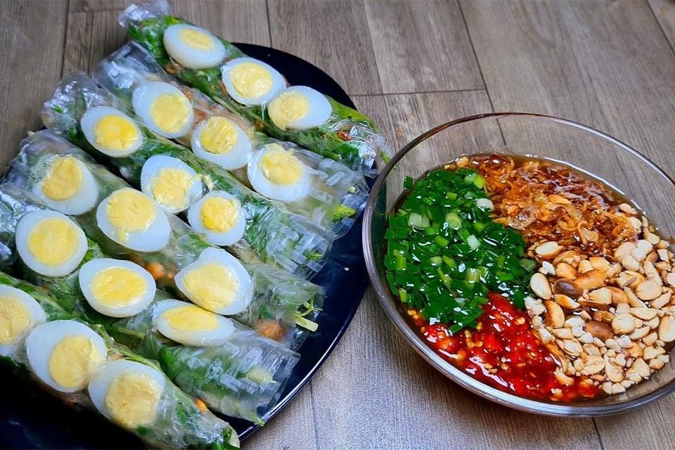 Chuẩn bị nguyên liệu cho sốt chấm bánh tráng muối tôm bơ béo ngậy