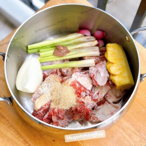 Chuẩn bị nguyên liệu hầm nước dùng bún sườn bò