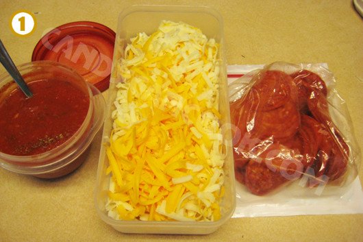 Chuẩn bị nguyên liệu làm bánh pizza tại nhà bằng chảo