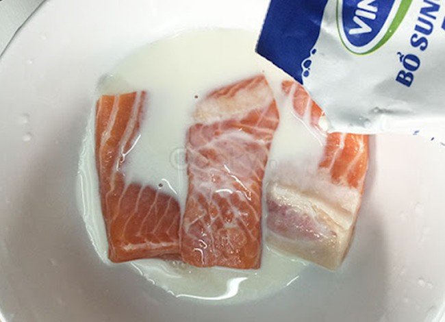 Chuẩn bị nguyên liệu làm cá hồi sốt cam cho bé