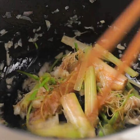 Chuẩn bị nguyên liệu làm nước cốt mì chua cay