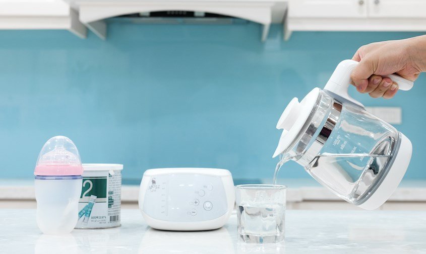 Chuẩn bị nước ấm ở nhiệt độ lý tưởng để pha bột ăn dặm Ridielac gạo sữa không vón cục