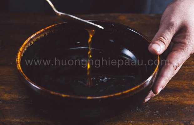 Chuẩn bị nước sốt đậm đà, cay nồng để chế biến thịt ếch cho món cháo ếch ngon