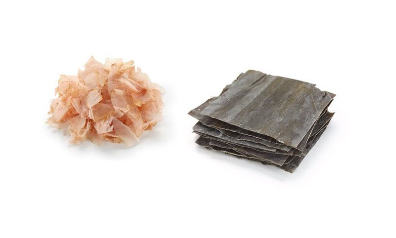 Chuẩn bị tảo bẹ kombu và cá bào katsuobushi để nấu nước dashi truyền thống