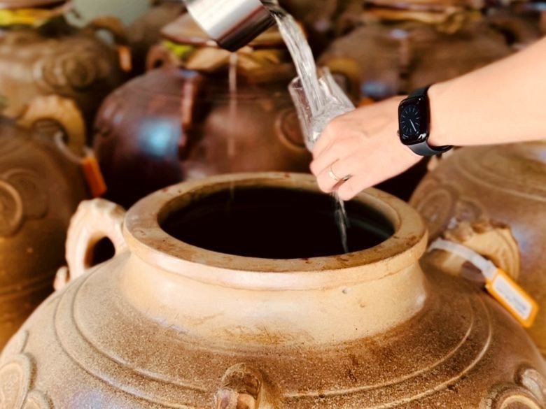 Chum sành ủ rượu nếp truyền thống mang lại hương vị đậm đà