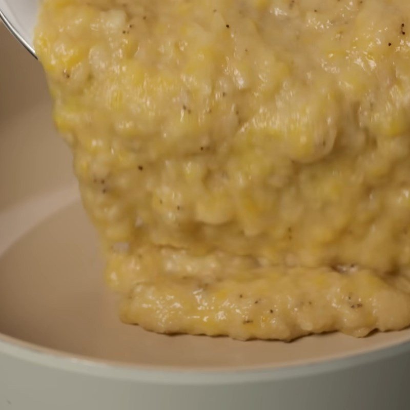 Chuối được sên trên chảo tạo màu vàng óng đẹp mắt