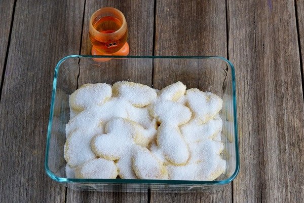 Chuối sứ chín được cắt lát dày để ướp đường, chuẩn bị cho cách làm bánh chuối nướng ngon.