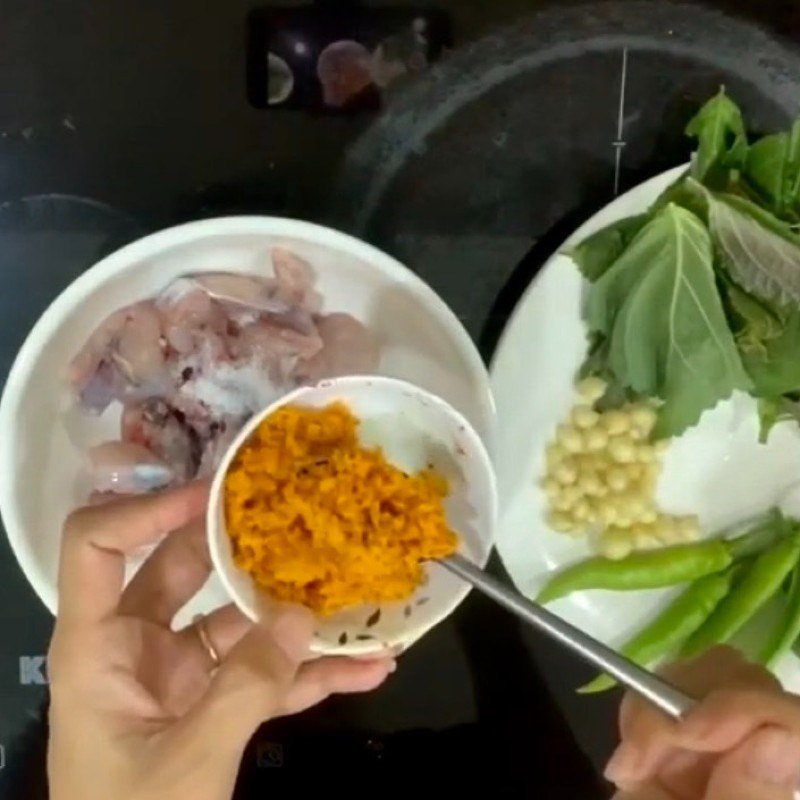 Chuối xanh đã được sơ chế và thái lát