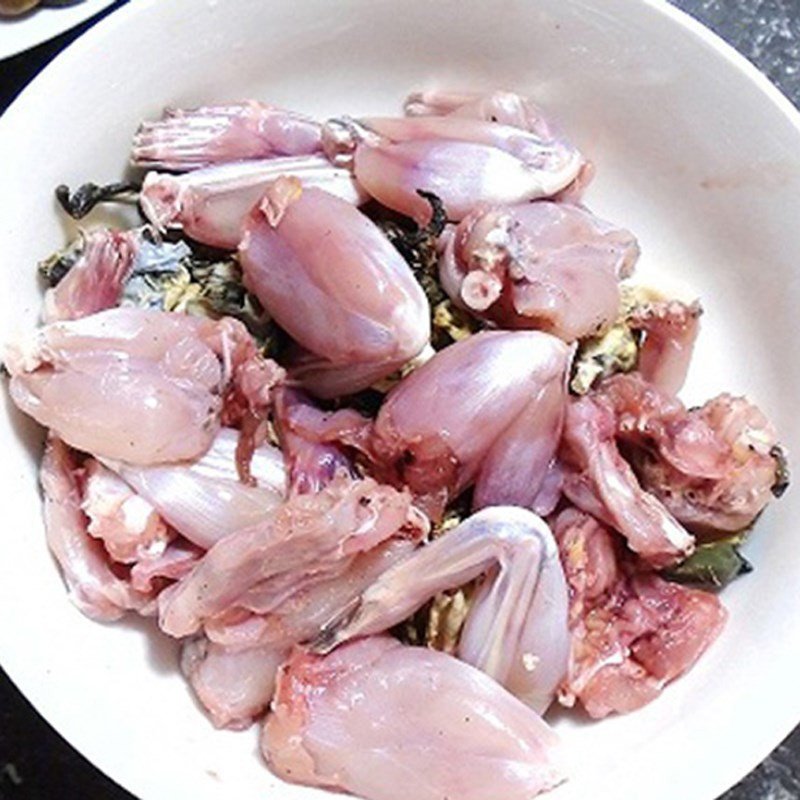 Chuối xanh đã gọt vỏ và ngâm nước muối pha loãng để tránh thâm