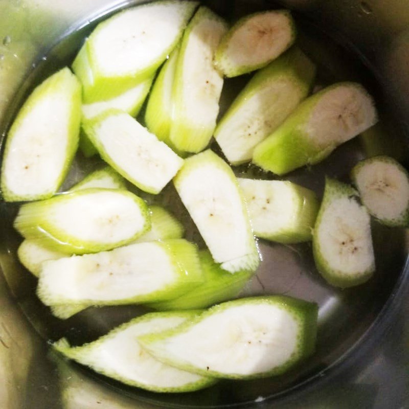 Chuối xanh được gọt vỏ và cắt miếng cho món ốc chuối xanh