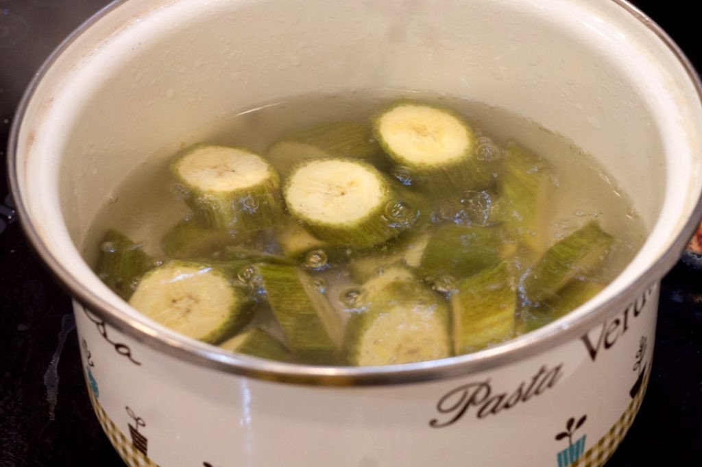 Chuối xanh được ướp gia vị chuẩn bị om cho bún ốc chuối đậu