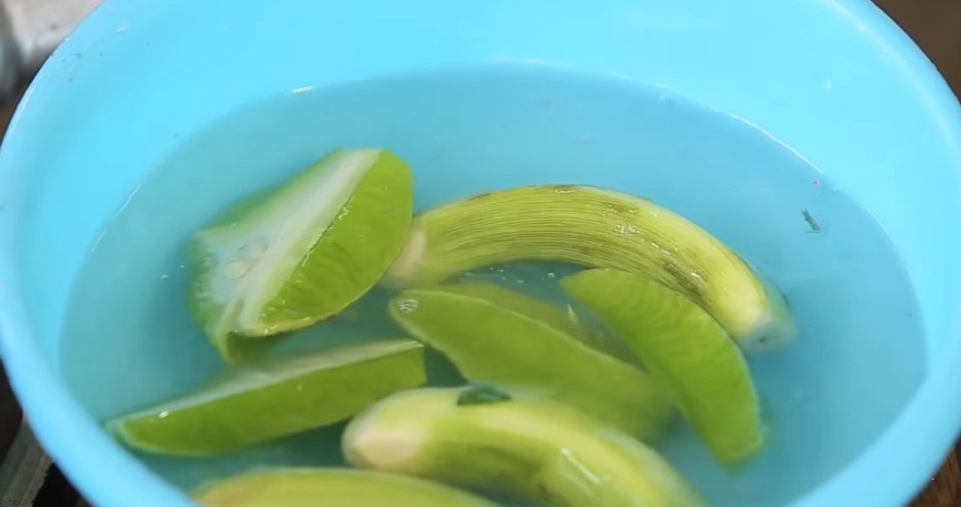 Chuối xanh và khế được ngâm nước chanh tránh thâm và giữ độ tươi ngon