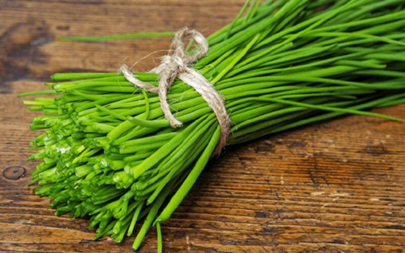 Chườm lá hẹ giảm đau họng