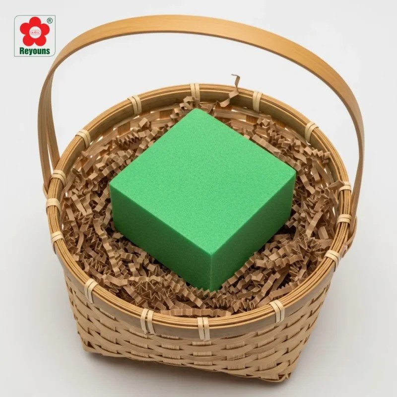 Cố định mút xốp và thêm giấy vụn vào giỏ quà