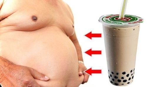 Cô gái đang cầm ly trà sữa trân châu và suy nghĩ về lượng calo