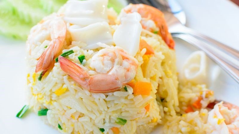 Cơm chiên tôm đầy màu sắc và hấp dẫn