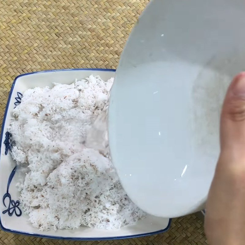 Cơm dừa nạo trắng ngần, nguyên liệu chính để vắt nước cốt dừa