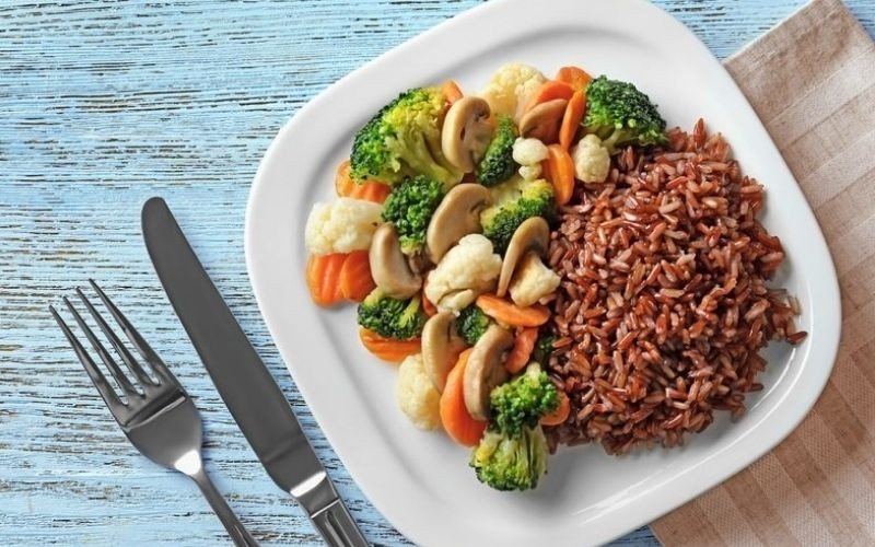 Cơm gạo lứt đỏ trộn rau củ, món ăn chay bổ dưỡng