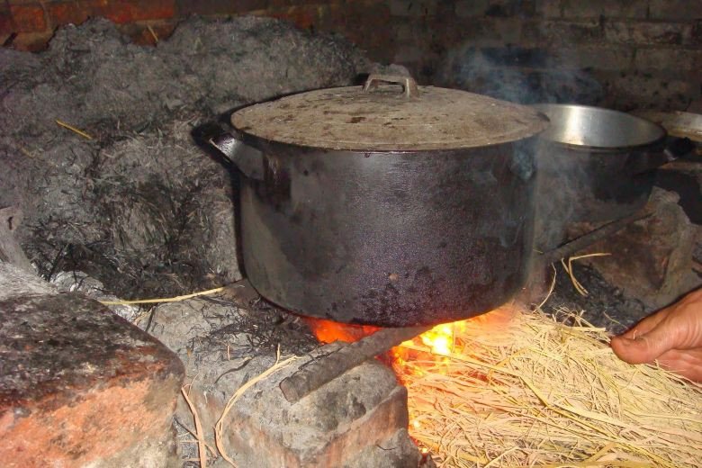 Cơm nếp sau khi nấu chín, sẵn sàng cho công đoạn làm rượu nếp