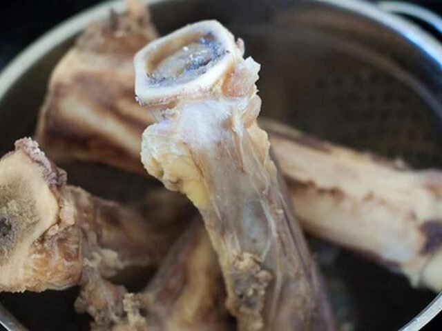 công đoạn ninh xương chuẩn bị nước dùng lẩu cua đồng