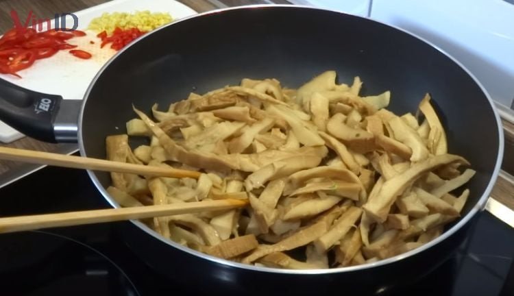 Công đoạn xào măng thơm lừng cho món bún măng gà