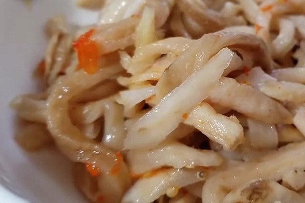 Củ cải khô đang được ướp gia vị đậm đà cho bún thang