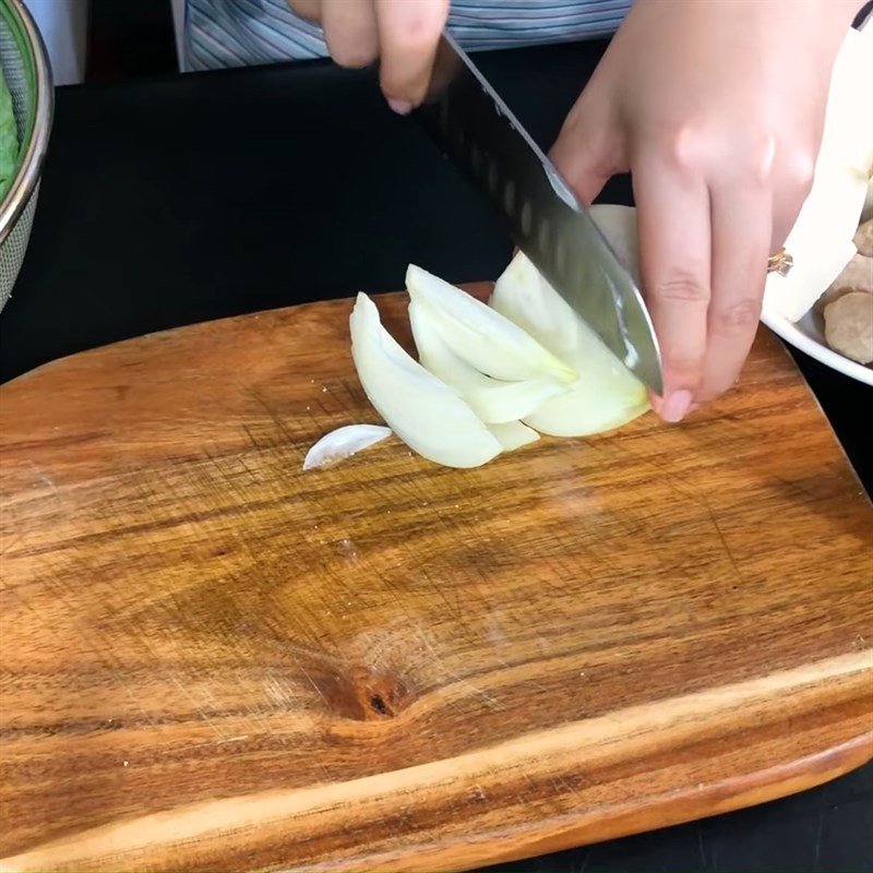 củ cải trắng và hành tây cắt khúc