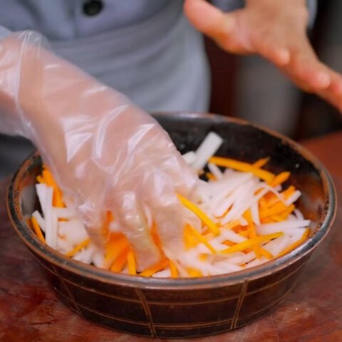 Củ cải và cà rốt đã sơ chế để làm đồ chua