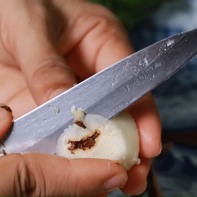 Củ năng đã gọt vỏ và thái sợi mỏng, sẵn sàng cho vào nồi chè