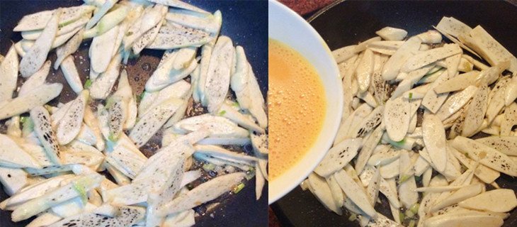 Củ niễng và trứng đang được xào đều trên chảo tạo nên món củ niễng xào trứng hấp dẫn
