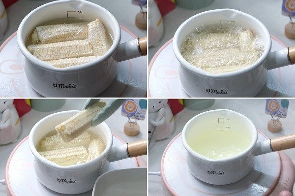 Cùi ngô đang được luộc trong nồi để lấy nước ngọt