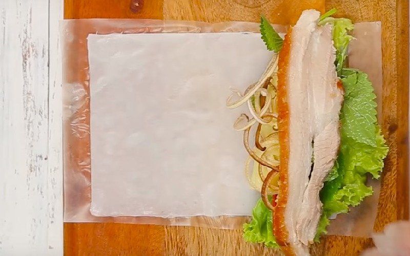 Cuốn bánh tráng với thịt heo và các loại rau tươi