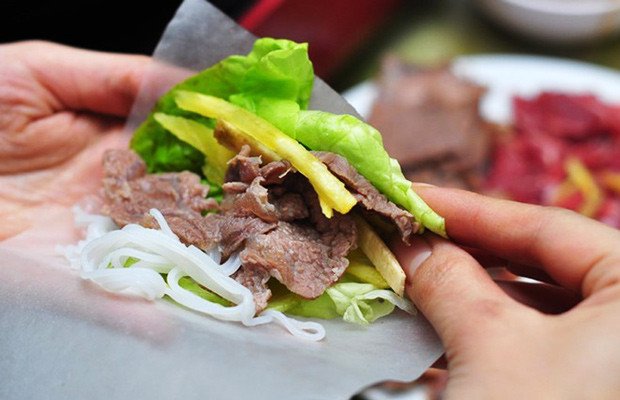 Cuộn thịt bò nhúng dấm nóng hổi cùng rau sống tươi ngon