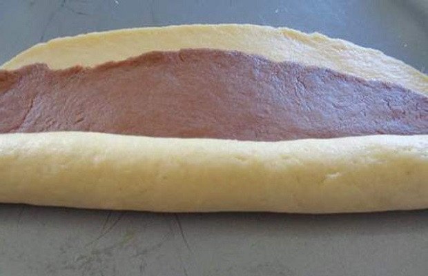 cuộn tròn hai phần bột làm bánh tai heo