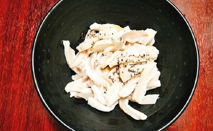 Dạ dày lợn đã được làm sạch và thái miếng sẵn sàng để xào