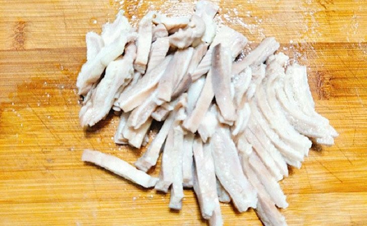 Dạ dày lợn đã thái miếng vừa ăn và được ướp gia vị đậm đà