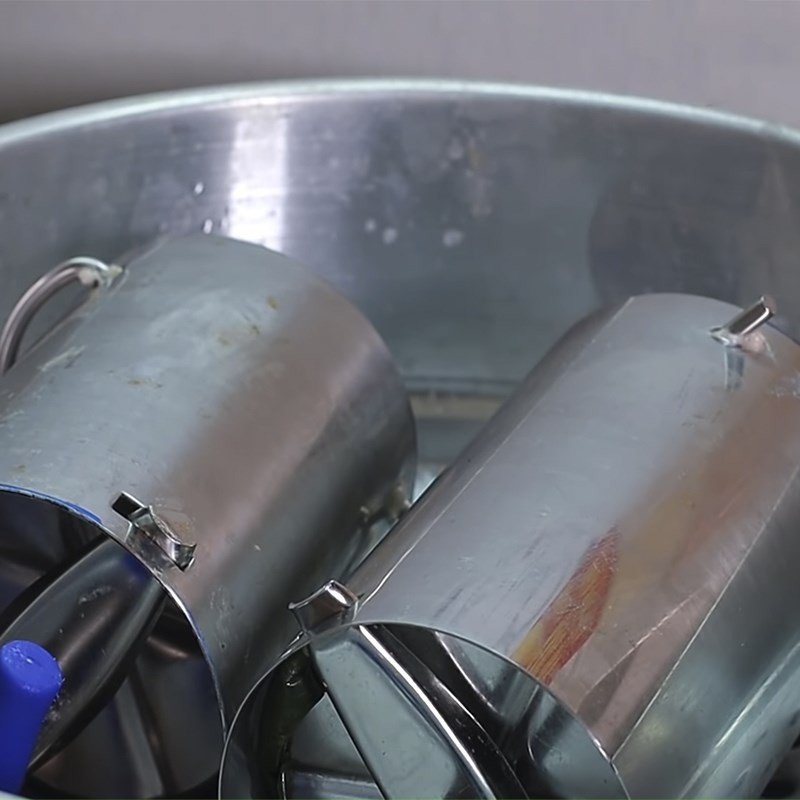 Dăm bông thịt lợn đã hấp chín và được lấy ra khỏi tủ lạnh