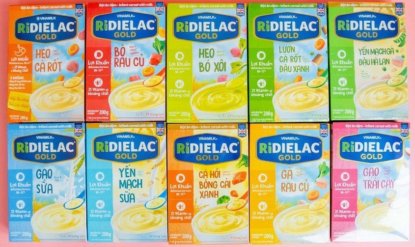 Dần tăng độ đặc của bột ăn dặm Ridielac gạo sữa để bé tập làm quen với thức ăn đặc hơn